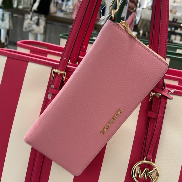 MICHAEL KORS JST
Leather Continental Wristlet Phone Case Wallet
Carnation
NWT - Picture 6 of 16